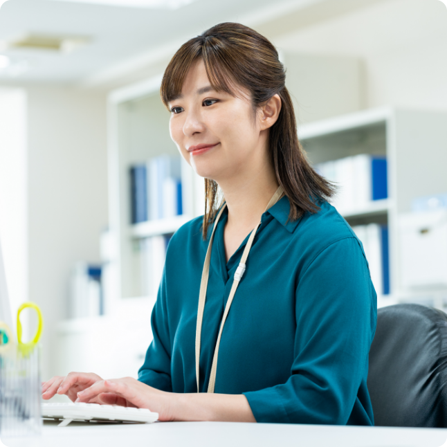 経理業務を行う社員の様子