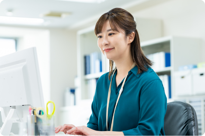 経理業務を行う社員の様子