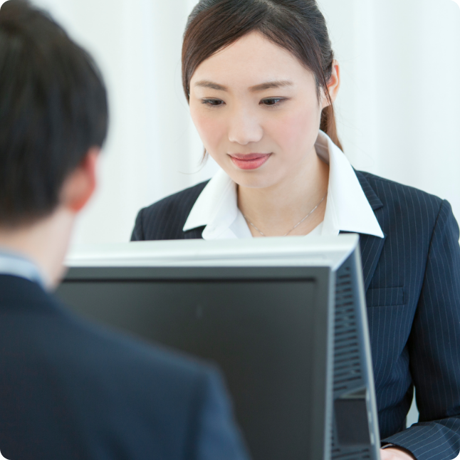 人事業務を行う社員の様子